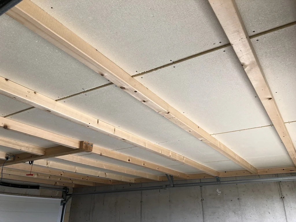 Plafond de garage doublé par en dessous contre le plancher de l'étage